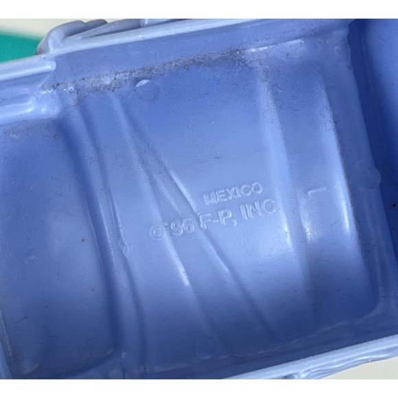 Vintage Lot Miscellaneous Plastic Dollhouse Furniture 9-Pc. - Picture 6 of 6